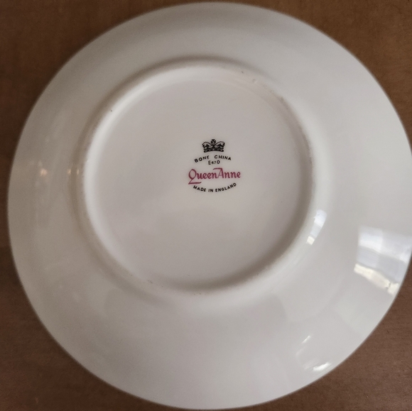Vintage Queen Anne Fine Bone China Tea Cup Set - Picture 4 of 4